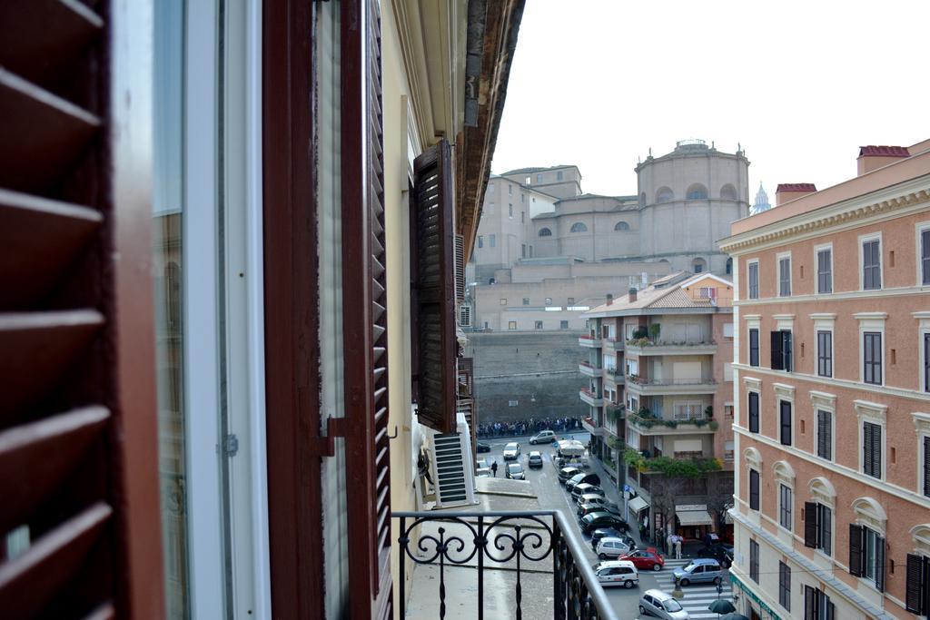Vaticansky Rooms, Rome